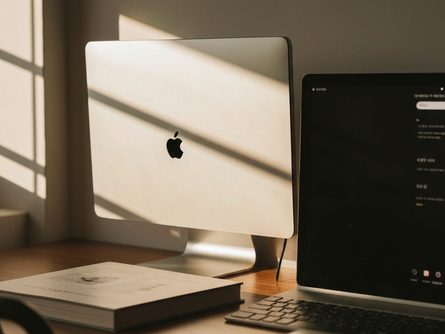 나무 책상 위에 놓인 부동산 관련 서류와 계산기, 집 모형 미니어처