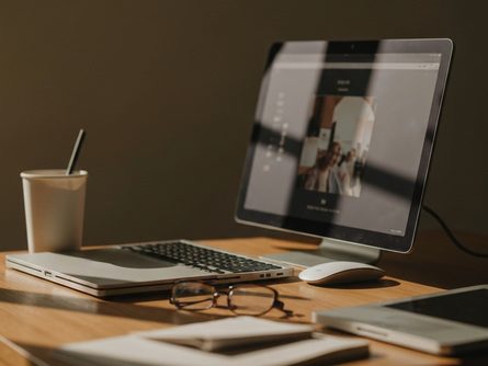 나무 테이블 위에 놓인 계산기와 아파트 계약서, 펜과 인감도장